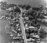 847598 Luchtfoto van de T-splitsing van de Oud-Loosdrechtsedijk (voorgrond, onderdeel van de T32, de tertiaire ...